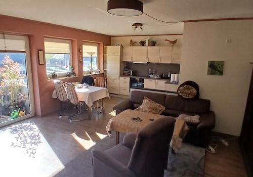 Wohnzimmer mit Küche