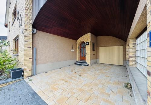 Großes Vordach mit Garage