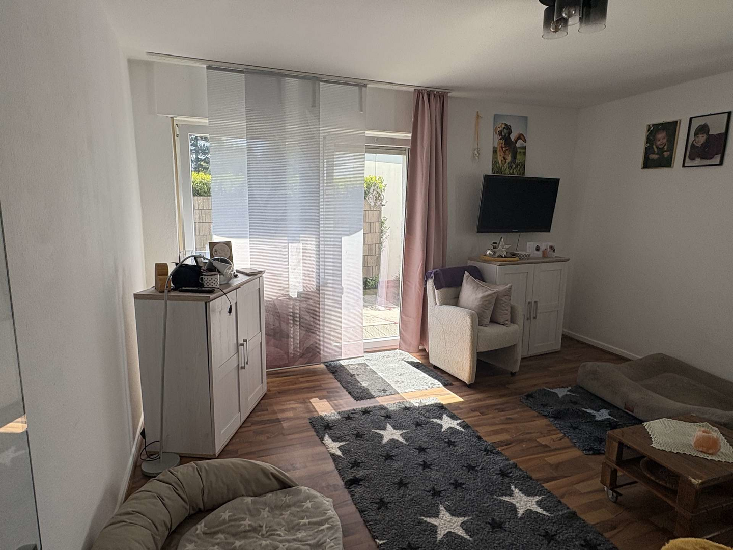 Wohnzimmer mit Zugang zur Terrasse