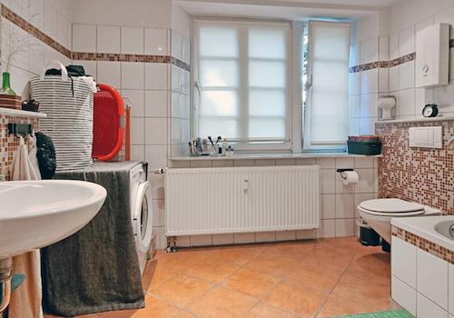 Badezimmer mit Wanne und WC