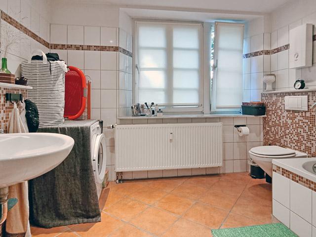 Badezimmer mit Wanne und WC