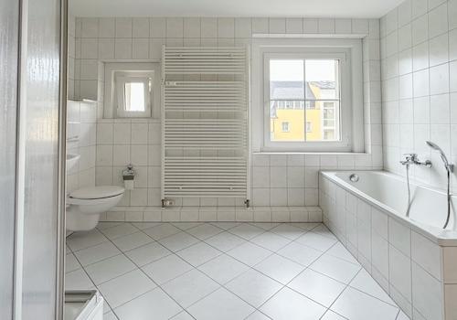 Badezimmer mit Dusche und Wanne