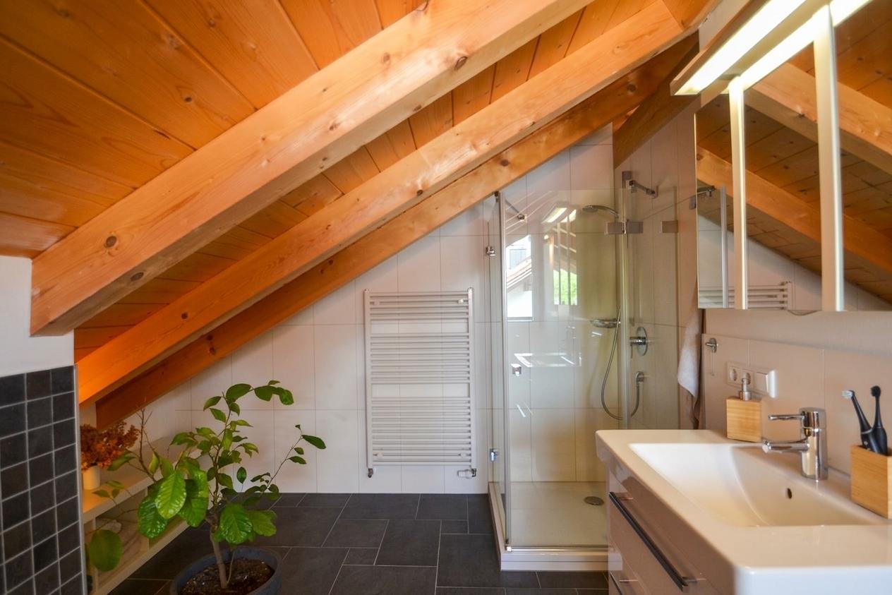 Badezimmer mit Dusche und Badewanne