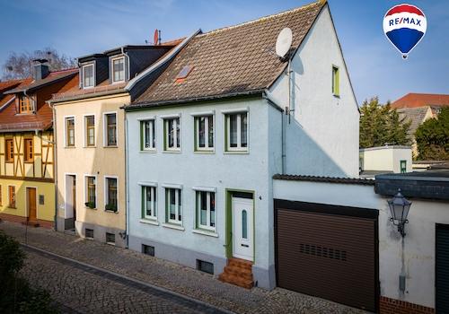 Hausansicht mit Einfahrt zum Grundstück