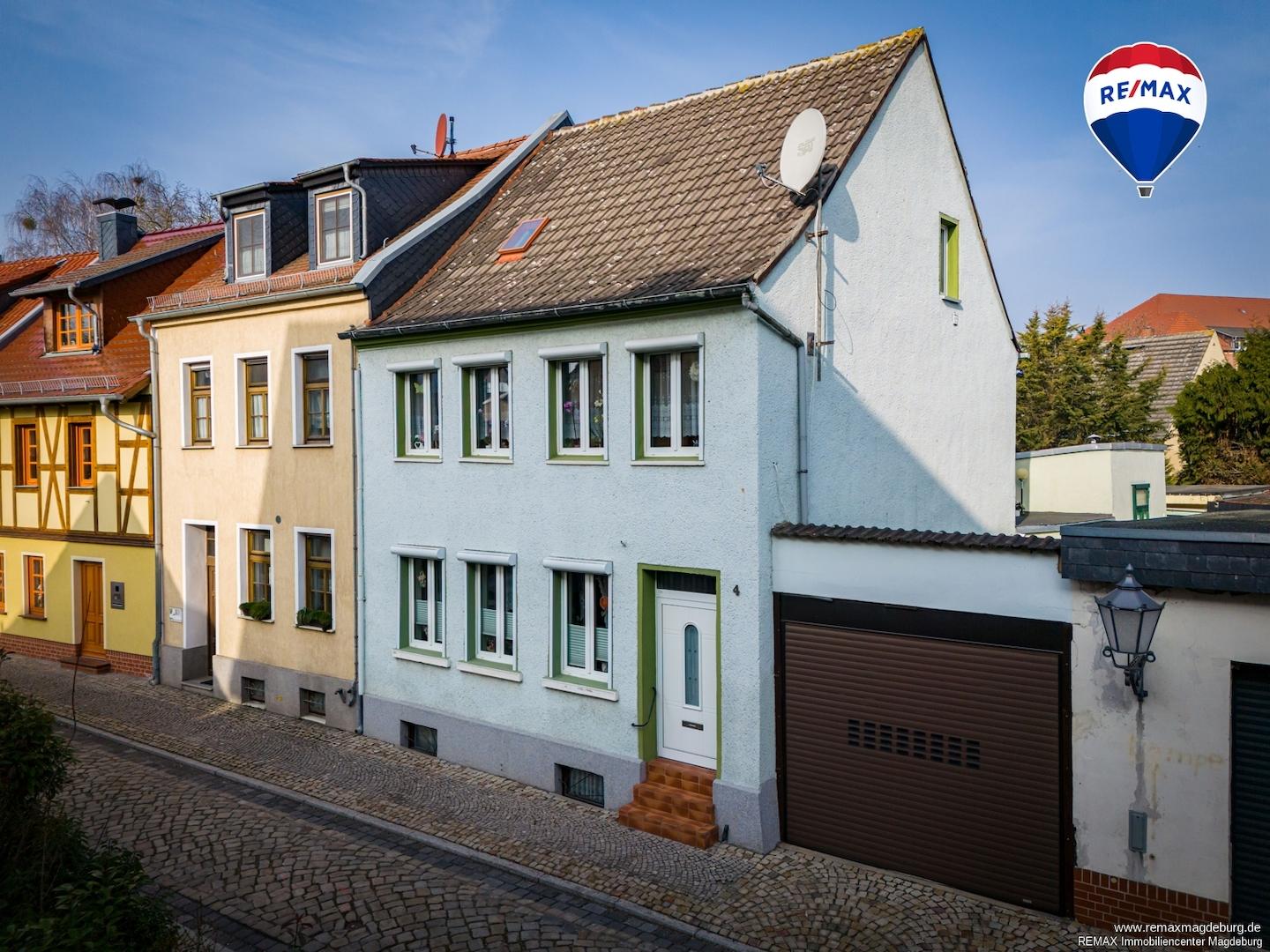 Hausansicht mit Einfahrt zum Grundstück