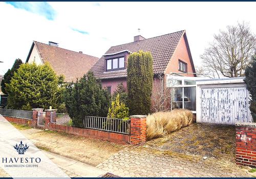 seitlicher Blick auf das charmante Einfamilienhaus