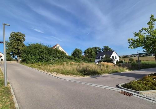 Blick auf Grundstück von West