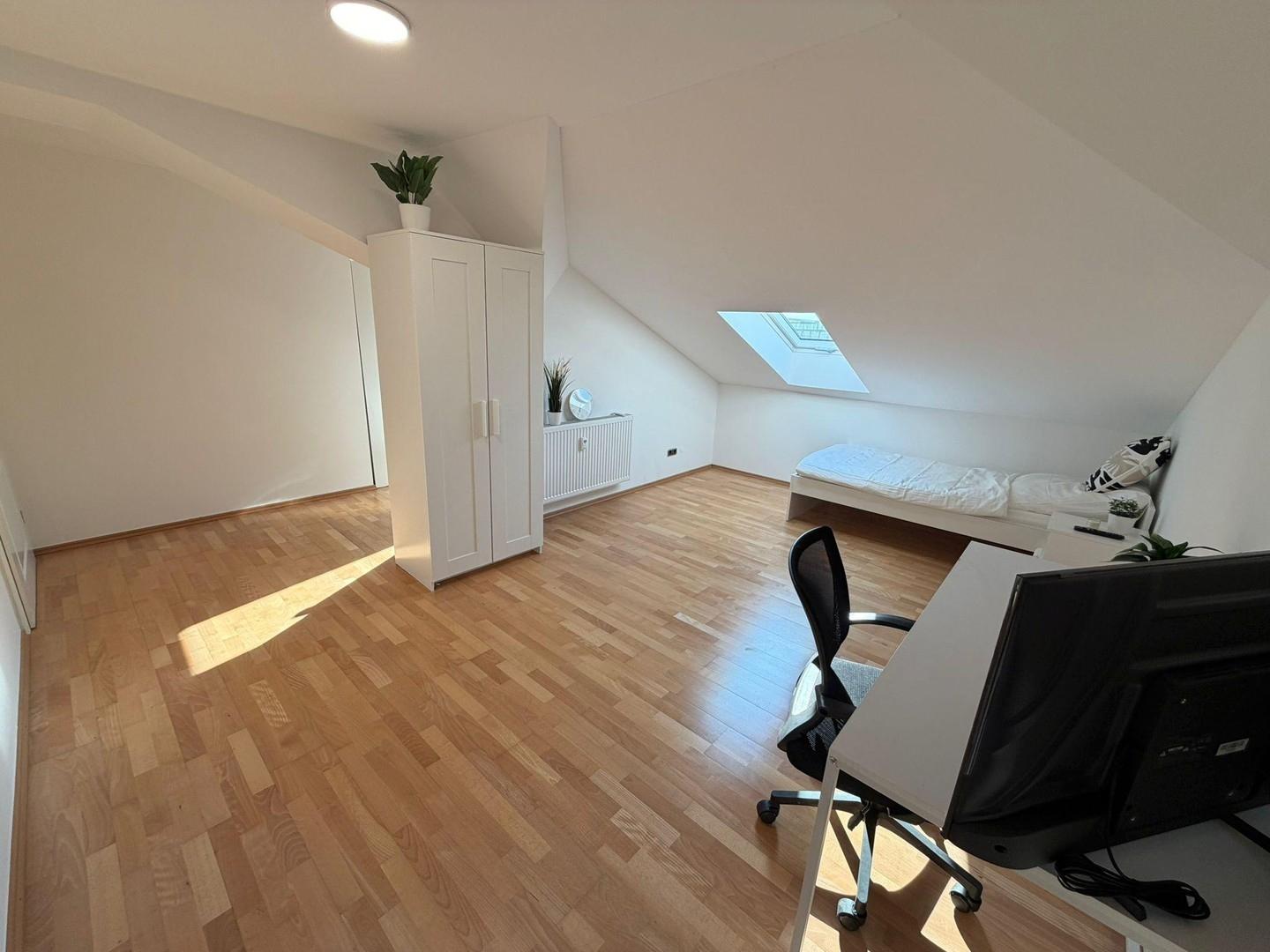 Zimmer 1 Shared/Couple Room