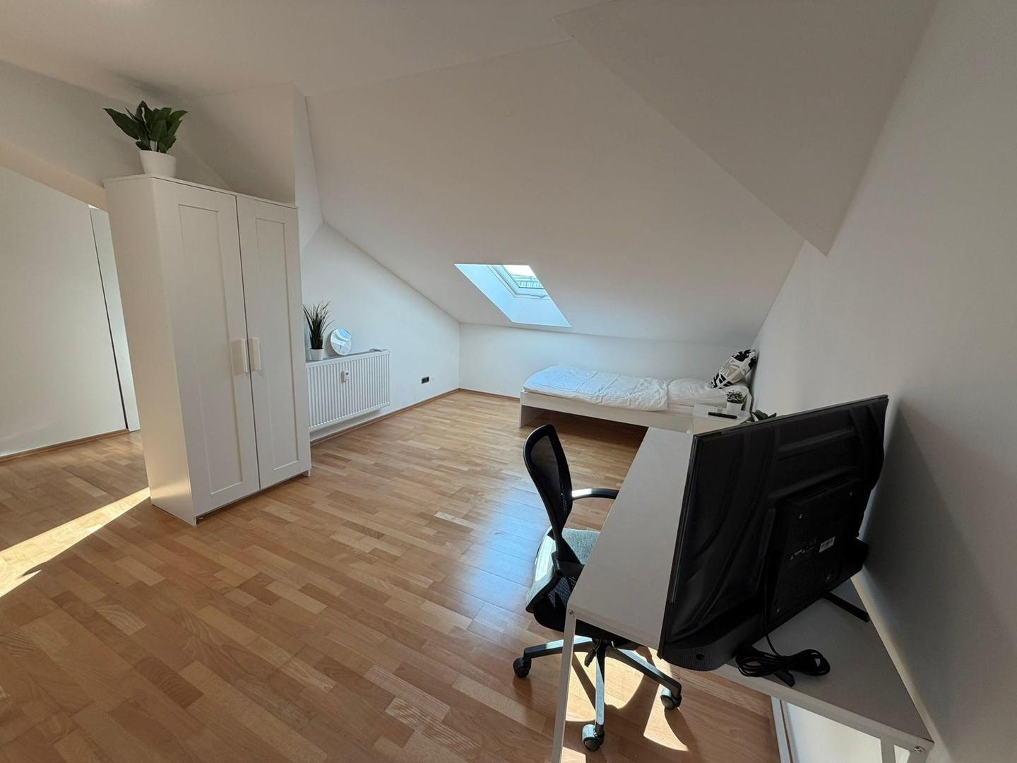 Zimmer 1 Shared/Couple Room