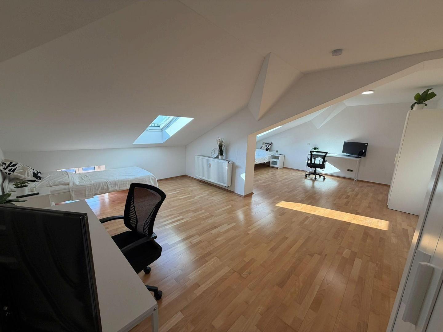 Zimmer 7 Shared/Couple Room