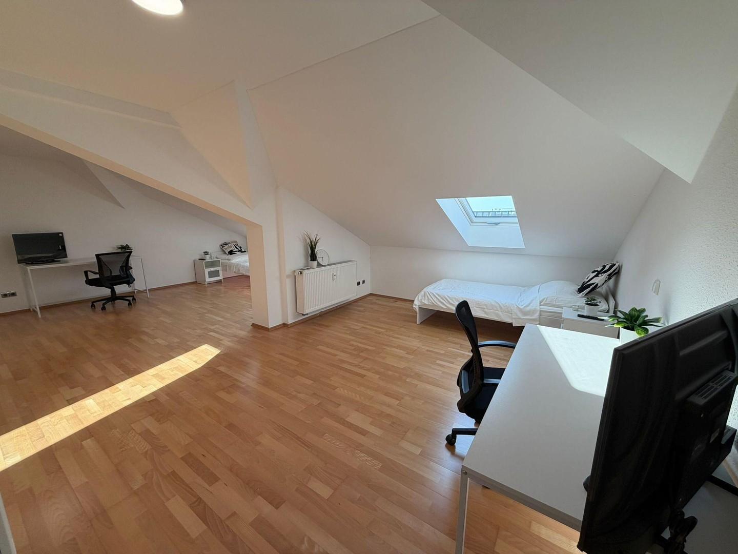 Zimmer 7 Shared/Couple Room