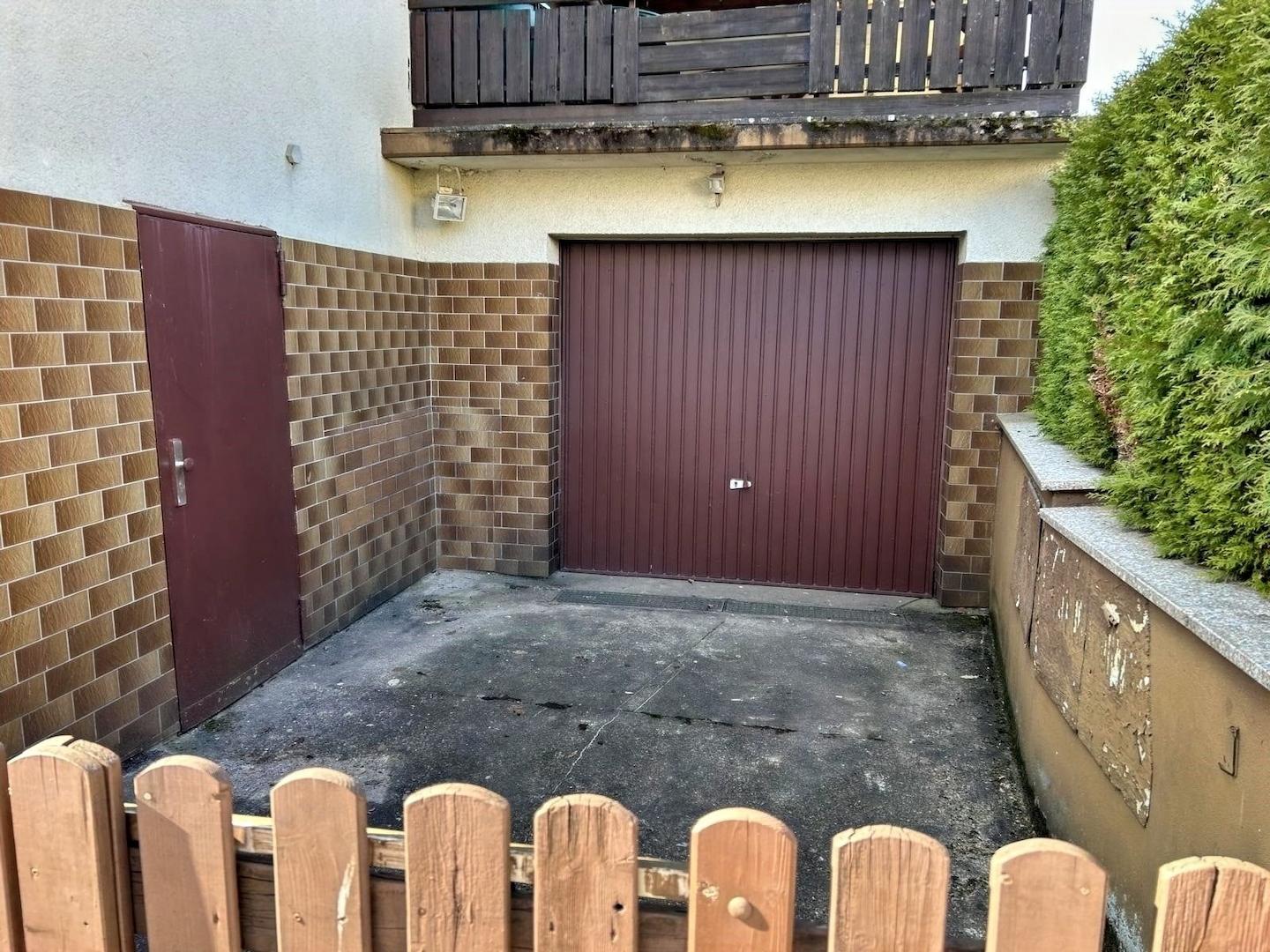 Hof und Garage