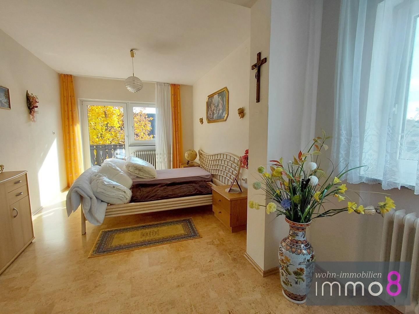 Geräumiges Schlafzimmer mit Ankleidebereich