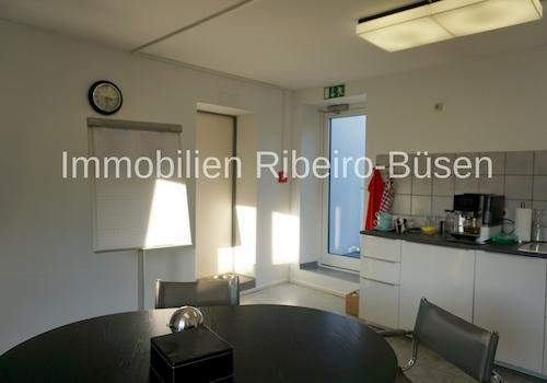 der Aufenthaltsraum mit Küchenanschlüssen im Obergeschoss