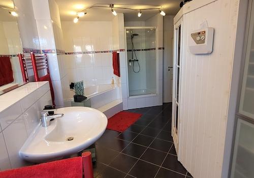 Bad mit Dusche und Badewanne