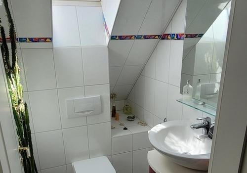 Gäste-WC mit Fenster