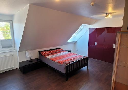 Schlafzimmer mit Ankleideraum