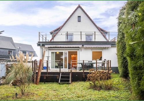 Blick vom Garten zum Haus