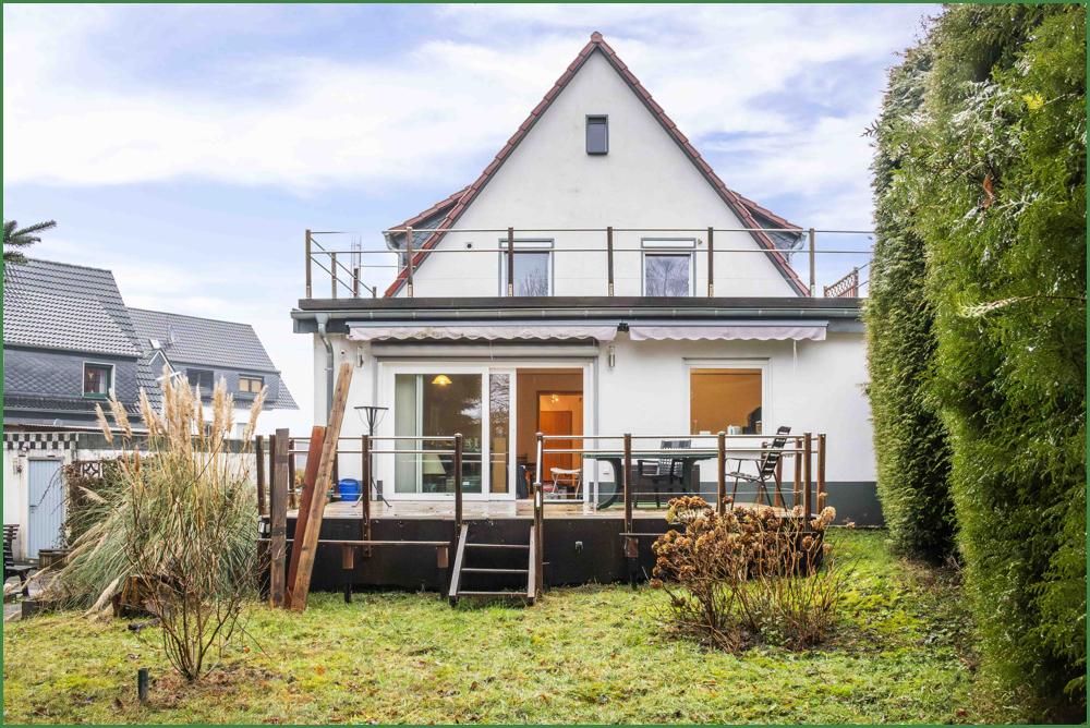 Blick vom Garten zum Haus