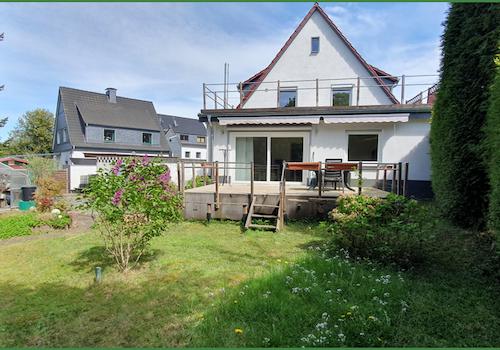 Blick vom Garten auf das Haus