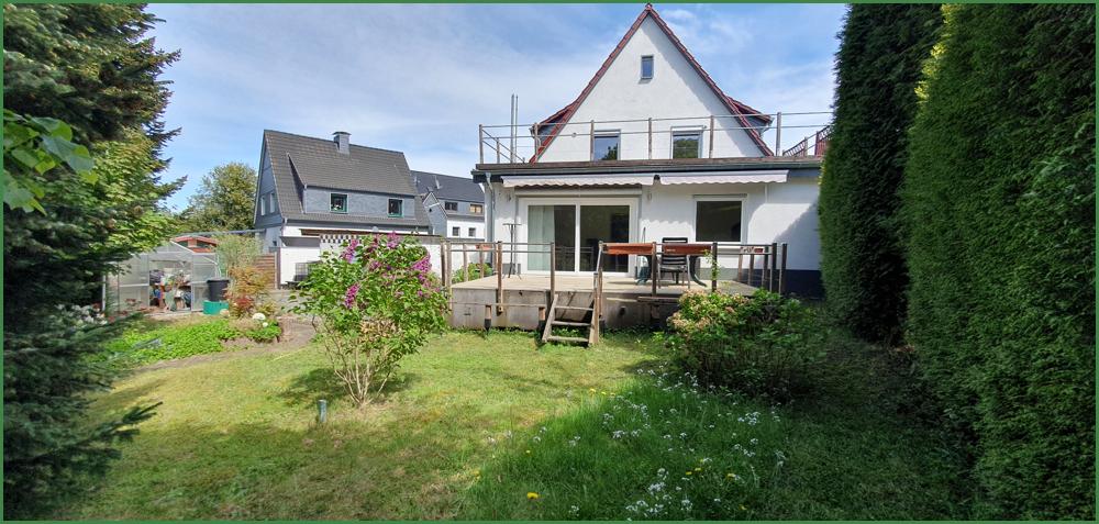 Blick vom Garten auf das Haus