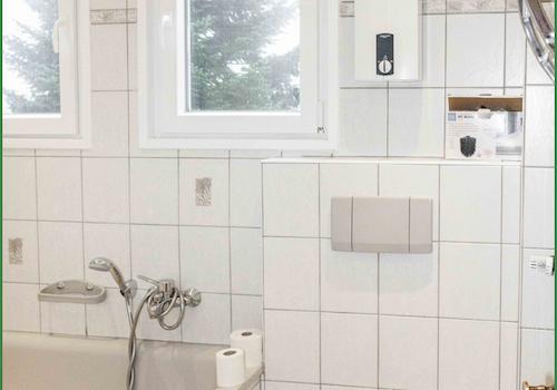 Badezimmer mit Dusche und Wanne im OG