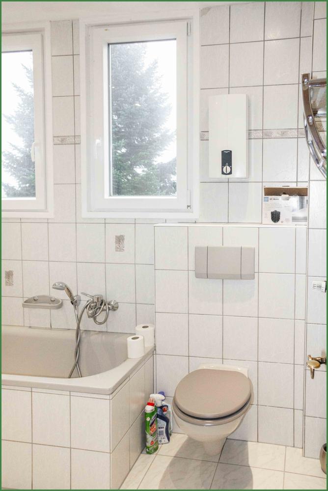 Badezimmer mit Dusche und Wanne im OG
