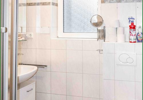 Badezimmer mit Dusche im EG