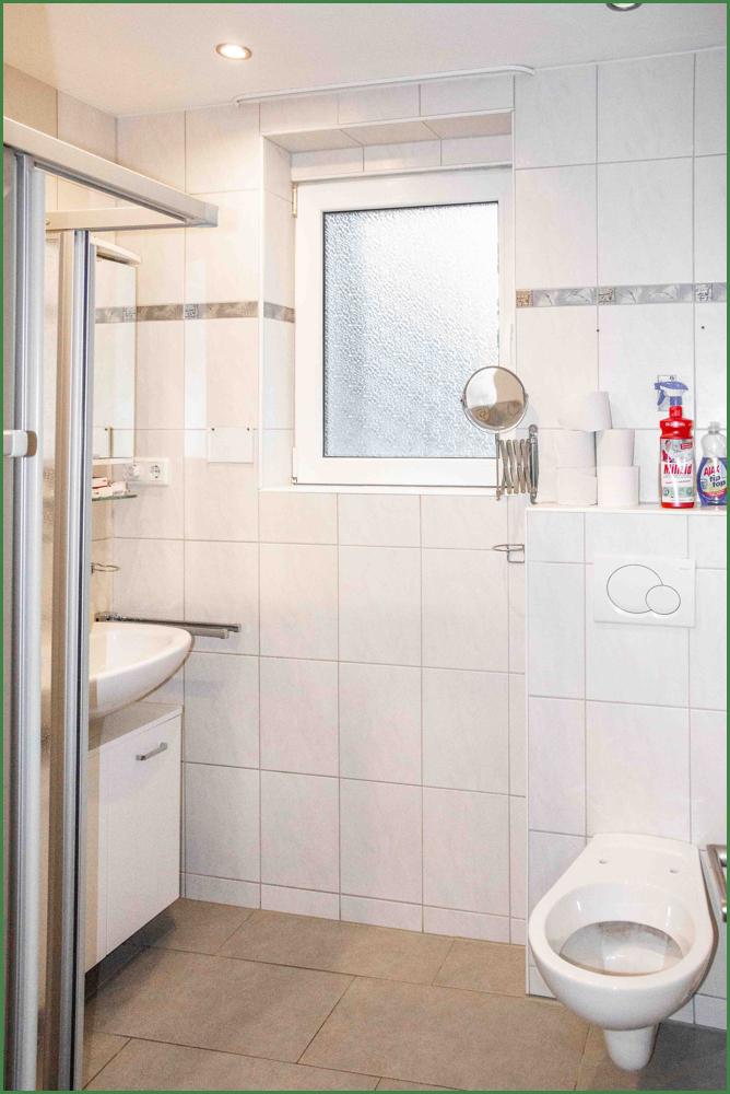 Badezimmer mit Dusche im EG