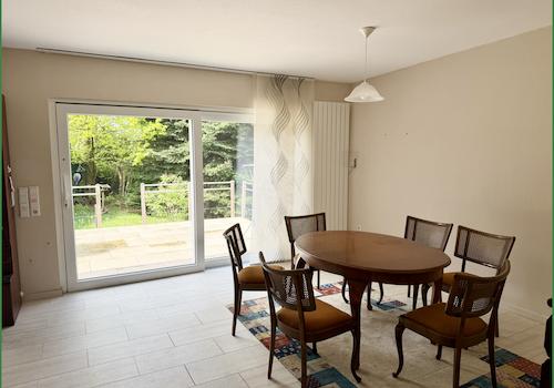 Esszimmer mit Zugang auf die Terrasse und in den Garten