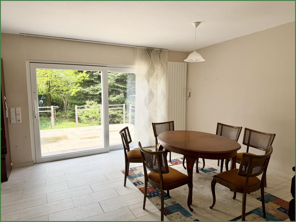 Esszimmer mit Zugang auf die Terrasse und in den Garten