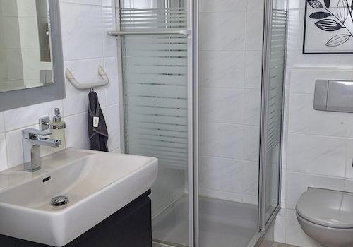 Gästebad mit Dusche