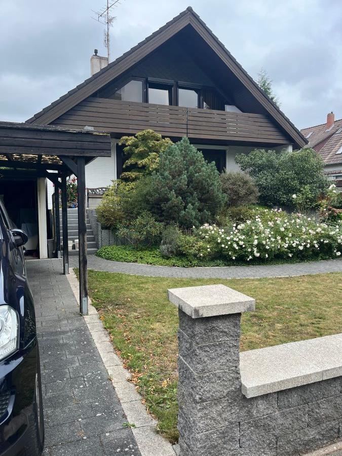 Hausansicht Vorgarten Strasse