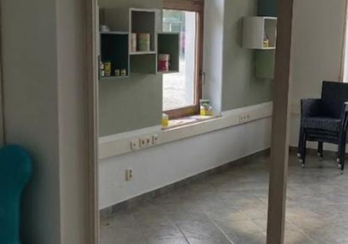 Blick-vom-MIttelraum-zum-vorderen-Raum-m-.Schaufenster-5