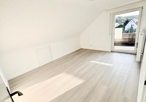 Wohnzimmer mit Balkonzugang