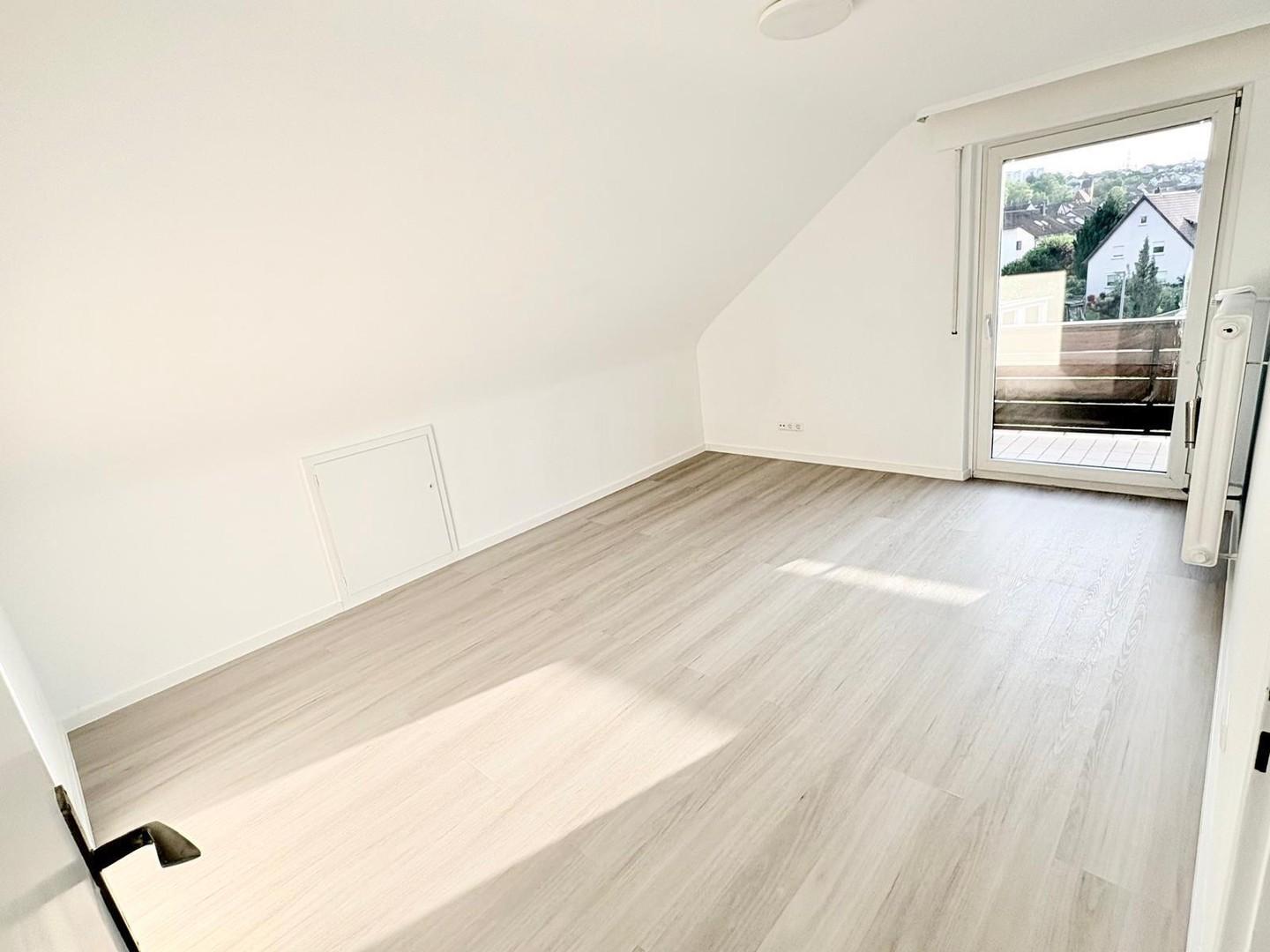 Wohnzimmer mit Balkonzugang