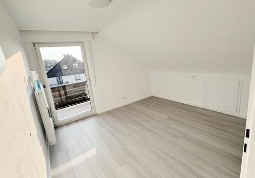 Küche mit Balkonzugang