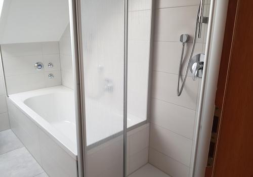 Wanne mit Dusche