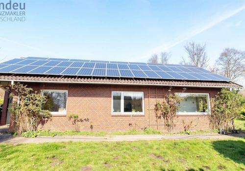 Photovoltaik Anlage auf dem Nebengebäude