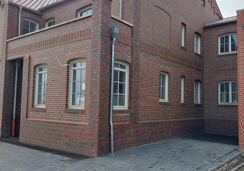 Nordwestgiebel mit Stellplatz