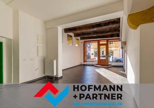 Schaufensterfront mit Eingangstür