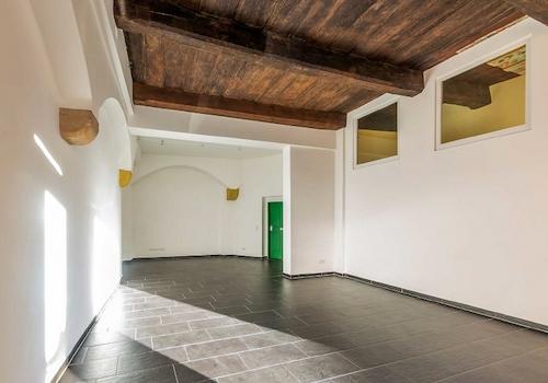 Blick vom Schaufenster in den Raum