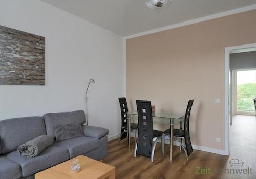 kleiner Esstisch im Wohnzimmer