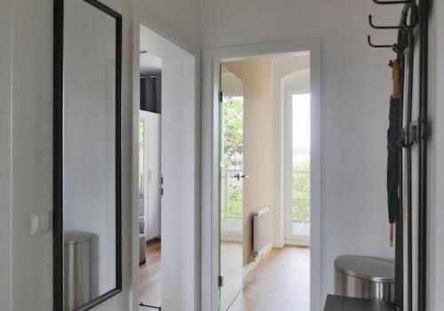 Wohnungsflur mit Garderobe