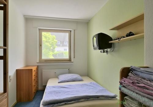 breites Bett und schwenkbarer TV