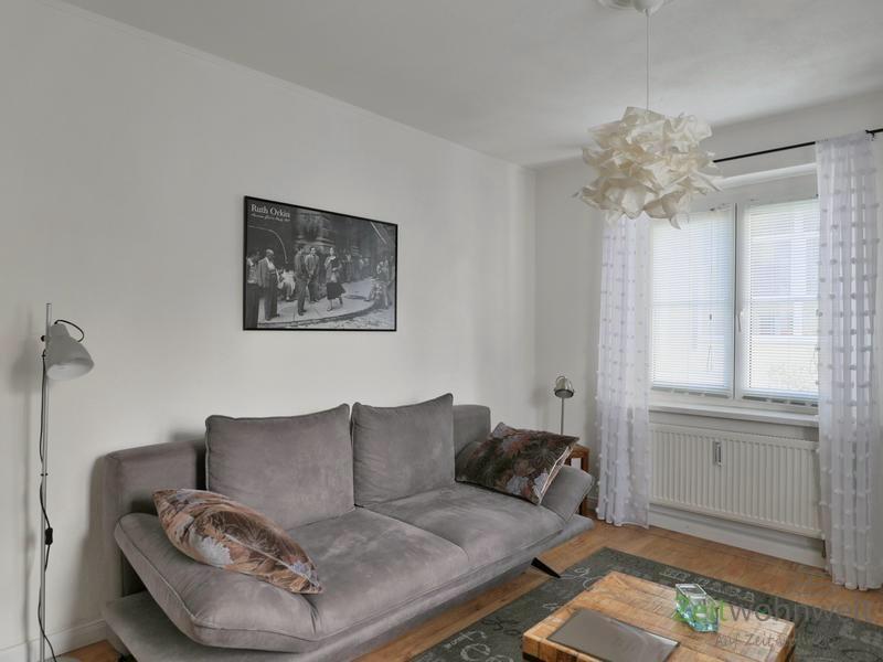 breites Sofa und Leselampe
