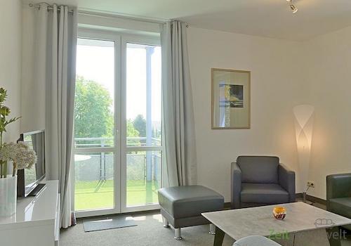 Wohnzimmer mit Balkon