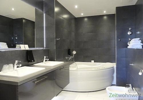 hinteres Bad mit Eckbadewanne