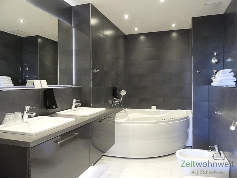 hinteres Bad mit Eckbadewanne