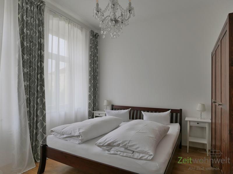 Doppelbett und Kleiderschrank